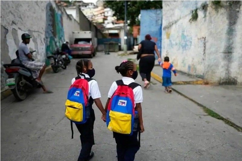 Régimen de Maduro cambió el nombre a más de 6.000 escuelas en pleno proceso electoral (+Video)