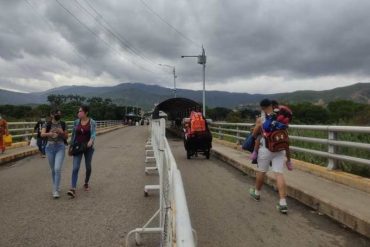 ¡SEPA! Cientos de personas cruzan con normalidad el tramo binacional a través del puente Simón Bolívar