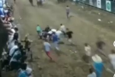 ¡TERRIBLE! Indignación en Bejuma: Vendedor de tostones fue atropellado por varios caballos y la gente en vez de ayudarlo, le saqueó la mercancía (+Video)