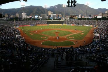 La mega cola que se formó en la plaza de los Estadios de la UCV para comprar entradas del Caracas-Magallanes (+Foto)