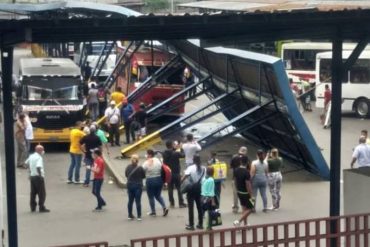 ¡ATENCIÓN! Colapsó uno de los techos del andén en el terminal de Nuevo Circo (+Fotos)