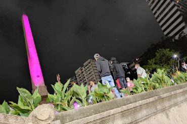 ¡LE MOSTRAMOS! Obelisco de la Plaza Francia de Caracas se iluminó de rosado contra el cáncer de mama (+Fotos +Video)