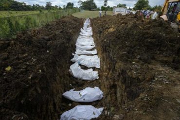 ¡INCREÍBLE! Panamá entierra 15 cadáveres de migrantes que murieron intentando cruzar la peligrosa selva del Darién