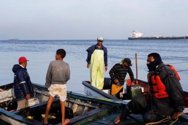 ¡PREOCUPANTE! Los niños nadan entre alquitrán negro: pescadores de Falcón y Zulia afectados por frecuentes derrames petroleros