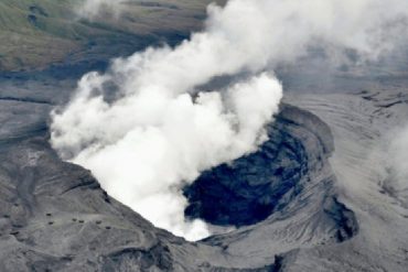 ¡SEPA! El volcán Monte Aso de Japón entró en erupción este #20Oct: Alertan de emisión de gases tóxicos