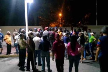 ¡SEPA! Militares se negaron a cerrar varios centros de votación en el país la noche de este #21N pese a que no había electores en cola (+Video)