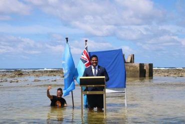 ¡SEPA! Con el agua hasta las rodillas: canciller de las islas Tuvalu alertó sobre el impacto del calentamiento global en el archipiélago (+Fotos)