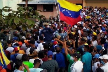 ¡TENSIÓN! Protestan frente a oficina del CNE en Barinas exigiendo proclamación de Freddy Superlano