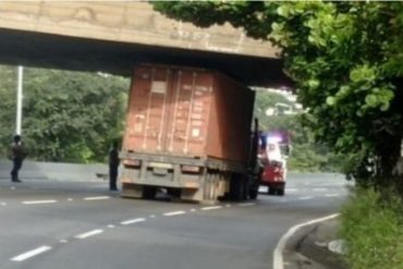 ¡LE CONTAMOS! Una gandola quedó atascada en un puente de la autopista Francisco Fajardo a la altura de Quinta Crespo (+Video)