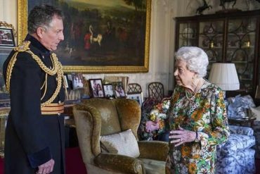 ¡SE LO MOSTRAMOS! La reina Isabel II mantiene una audiencia en persona tras su problema de espalda