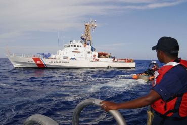 ¡DEBE VERLO! Guardia Costera de EEUU rescata a grupo de 12 balseros venezolanos cerca de Islas Vírgenes