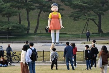¡VÉALA!  Corea del Sur enloquece con la réplica de la muñeca de la serie “El Juego del Calamar” (+Video)