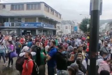 ¡TIENE QUE VERLO! La multitud de personas que esperaban que abriera el paso en el puente internacional Simón Bolívar este #22Nov (+Video)