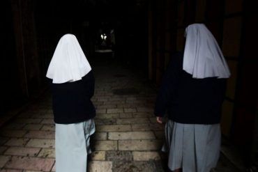 ¡DEMOLEDOR! Abusos psicológicos, sexuales e humillaciones: Un libro recoge testimonios de los horrores sufridos por monjas en conventos