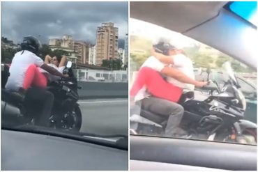 ¡QUÉ LOCURA! La imprudente y muy explícita posición en la que viajaba una pareja en moto por Caracas (+Video)