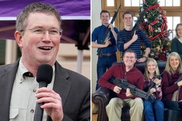 ¡DE LOCURA! La foto navideña de un congresista estadounidense: Junto a un arbolito y cada miembro de la familia con un arma larga
