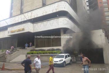 ¡ATENTOS! Reportan incendio en el sótano del estacionamiento de la Torre Credival en Campo Alegre