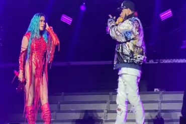 ¡VEA! “Ella no sabía que yo venía para acá”: Anuel “sorprendió” a Karol G en pleno concierto y revivieron pasiones al bailar muy pegaditos (+Video)