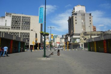 ¡VEA! Ocurrió en Sabana Grande: bebé de seis meses de nacida fue arrollada luego de que su madre se tropezó y la soltó sin querer (+Video)