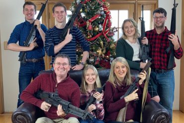 ¡POLÉMICA! Congresista republicano publicó una foto navideña junto a su familia posando con armas de fuego y desata la polémica en EEUU