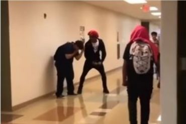 ¡QUÉ INDIGNACIÓN! Se viraliza brutal agresión de afrodescendiente a joven venezolano con autismo dentro de escuela en Florida (+Video)