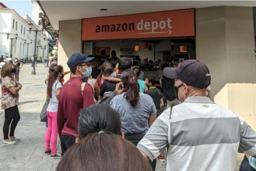 ¡QUÉ TAL! La curiosa tienda en el centro de Caracas que causa largas colas: Venden lo que no fue retirado de los almacenes centrales de Amazon