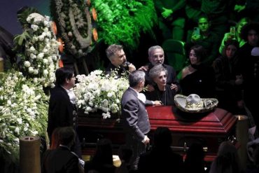 ¡ENTÉRESE! Entre flores y velas: Despiden a Vicente Fernández y cumplen sus últimas voluntades