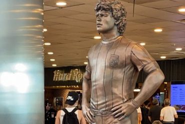 ¡VEA! Inauguraron una gigante estatua en homenaje a Maradona en principal aeropuerto de Argentina