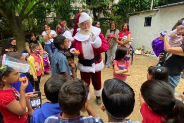 ¡ESPERANZADOR! Periodistas venezolanos reparten buenas noticias en forma de juguete para mejorar la Navidad de niños en situación de riesgo (+Videos)