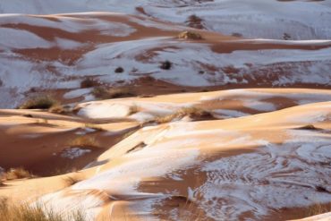 ¡TIENE QUE VERLO! Una nevada cubre de blanco las dunas en la “puerta de entrada al desierto” del Sáhara (+Fotos)