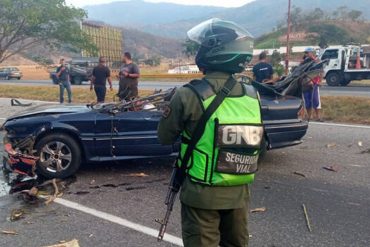 ¡TRÁGICO! Hombre murió en la Autopista Regional del Centro luego de que un árbol cayera sobre su vehículo (+Fotos)