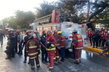 ¡QUÉ SUSTO! Bomberos lograron rescatar a personas que estaban atrapadas en edificio adyacente a bodegón de Cine Città, consumido por el fuego (+Fotos y videos)