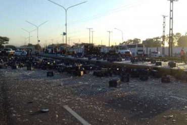 ¡ENTÉRESE! Vehículo cargado de cervezas se volcó en la autopista sur de Carabobo – Valencia este #21Ene