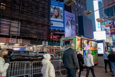 ¡VÉALO! “Ten una cita con mi hija”: el curioso pedido de una madre con cáncer en un costoso cartel en Times Square