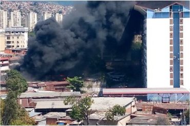 ¡VEA! Se registró fuerte incendio en adyacencias de una chivera ubicada en La Paz este #26ene