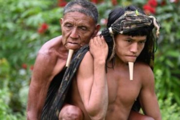 ¡INCREÍBLE! Joven indígena cargó en su espalda durante seis horas a su padre y atravesó la selva para llevarlo a que se vacunara contra el COVID-19