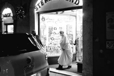 ¡VEA! La razón por la que el Papa Francisco fue captado saliendo de una tienda de discos en el centro de Roma