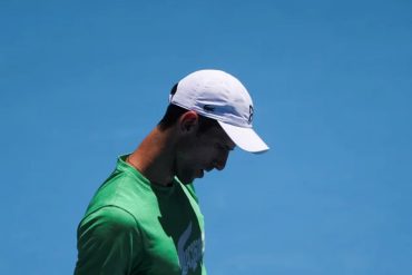 ¡TIENE QUE VERLO! Sin mascarilla: La polémica foto de Novak Djokovic en su vuelo a Serbia que se volvió viral