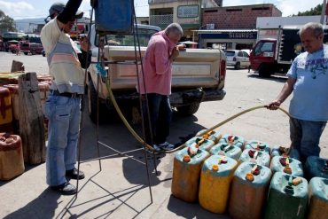 ¡SE LO CONTAMOS! «Aquí ya no se ve gasolina venezolana, la gente usa gasolina colombiana»: lo que confesó a Reuters un vendedor del mercado negro en Táchira