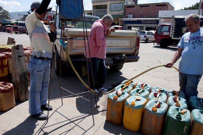 SE LO CONTAMOS! "Aquí ya no se ve gasolina venezolana, la gente usa  gasolina colombiana": lo que confesó a Reuters un vendedor del mercado  negro en Táchira