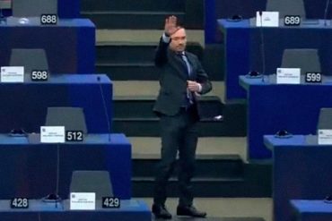 ¡VEA! Diputado búlgaro hizo el saludo nazi en plena sesión de la Eurocámara (dijo que solo fue una forma de decir adiós) (+Video)