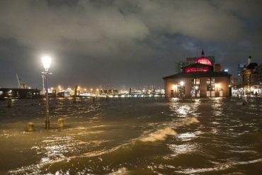 ¡SORPRENDENTE! El impactante video de cómo una gran ola rompió las ventanas de un ferry en Alemania