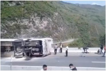 ¡TERRIBLE! Al menos 4 personas fallecieron y 24 resultaron heridos en un accidente vial en Colombia (+Video)