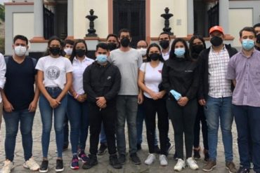 ¡AGUERRIDOS! Jóvenes caminaron este #12Feb hasta el Panteón Nacional para honrar a los jóvenes caídos en las protestas contra Maduro (+Video)