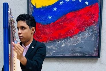 ¡IMPERDIBLE! Joven venezolano se hace viral en redes tras tocar su arpa en las calles de Nueva York (+Video)