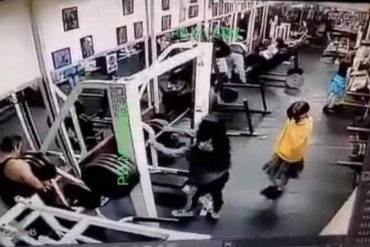 ¡IMPACTANTE! Mujer murió aplastada por levantar pesas en el gimnasio (+Video fuerte)