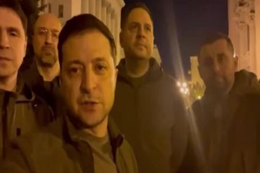 ¡DEBE VERLO! El presidente de Ucrania, Volodimir Zelenski, que ha dado la vuelta al mundo: “Estamos en Kiev, defendiendo a Ucrania”