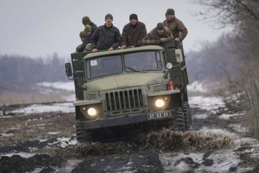 ¡VEA! Captan el momento cuando las fuerzas militares de Putin ingresan a Donetsk, un territorio al este de Ucrania (+Videos)