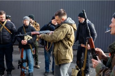 ¡SE DEFIENDEN! Civiles ucranianos recibieron rifles de asalto tras llamado a defensa del país contra invasores rusos (+Video)