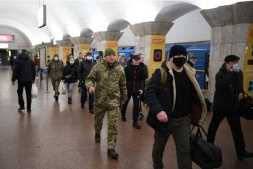 ¡LE MOSTRAMOS! Así es el búnker improvisado en el Metro de Járkov que usan los ucranianos para protegerse de las bombas